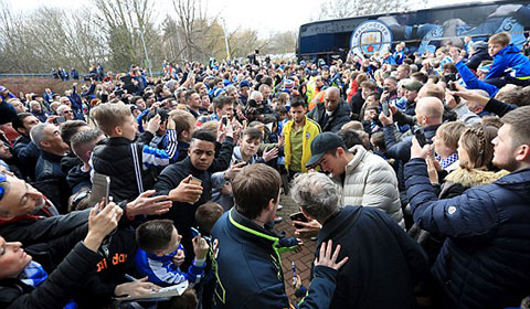 Trực tiếp Huddersfield vs Man City: Aguero thống lĩnh hàng công