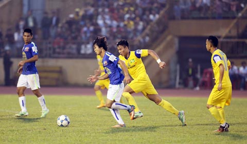 SLNA vs HAGL, 16h30 ngày 18/3: Sóng ở đáy sông